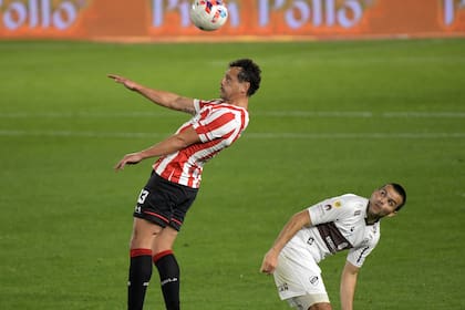 Una escena de Estudiantes vs. Platense, del viernes: hoy cuesta encontrar una idea reconocible en la mayoría de los equipos
