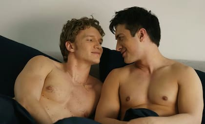 Una escena de intimidad entre Shane Hollander e Ilya Rozanov, eje central de la historia de Heated Rivalry