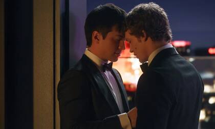 Una escena de intimidad entre Shane Hollander e Ilya Rozanov, eje central de la historia de Más que rivales