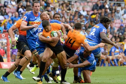Una escena de Jaguares contra Stormers; el contacto físico es permanente
