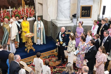 Una escena de la ceremonia, en la capilla del Palacio de Drottningholm, escenario de las ceremonias religiosas de la familia real sueca. Tras el servicio, el Rey le entregó a su novena nieta la Orden de los Serafines que tiene una cinta azul claro.