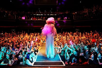 Una escena de la fiesta Plop, donde los espectáculos son parte del menú