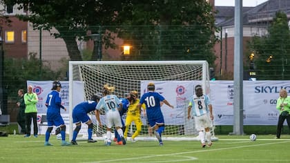 Una escena de la final que la selección argentina de fútbol femenino de ciegas le ganó a Japón por 2-1 en Reino Unido.