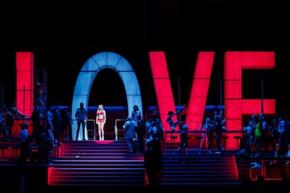 Una escena de la imponente puesta de Manon Lescaut, dirigida por Àlex Ollé (Crédito: Sergi Panizo)