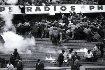 Una escena de la masacre de Lima, en 1964: hubo 328 muertos y más de 500 heridos en el estadio Nacional de Lima.