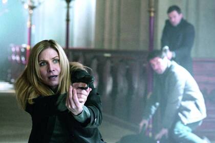 Una escena de la nueva temporada de Crossing Lines con Elizabeth