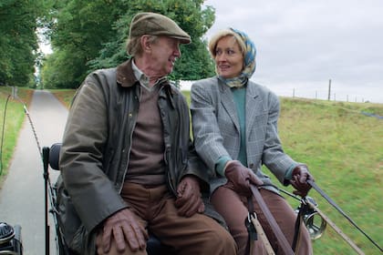 Una escena de la nueva temporada de The Crown (Netflix) que hace foco en la íntima amistad de lady Penny y el duque de Edimburgo (magistralmente interpretado por Jonathan Pryce).