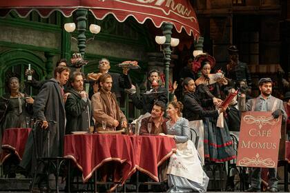 Una escena de la ópera "La Bohéme", que abrió anoche la temporada lírica del Teatro Colón