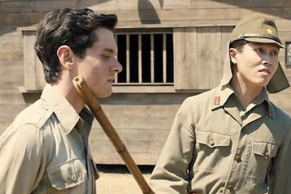 Una escena de la película Unbroken, donde "El pájaro" somete a situaciones humillantes a Zamperini