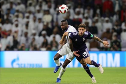 Montiel en plena puja por el balón contra Al-Ain, que eliminó a River en una semifinal de 2018; el defensor se fue a Sevilla y a Nottingham Forest, pero volvió al club millonario y afrontará su segundo Mundial de Clubes.