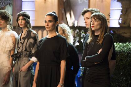 Una escena de la serie que transcurre durante un desfile de Edha y su rival, Paloma (Julieta Zylberberg)