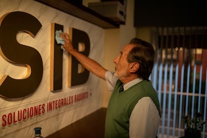 Una escena de la tercera temporada de El encargado, con Guillermo Francella en el rol de Eliseo