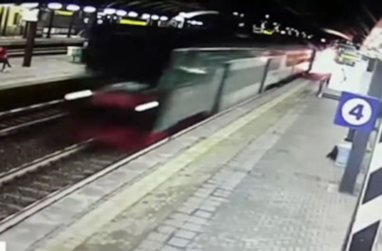 Tragedia in Italia: un treno alla velocità di 100 chilometri orari ha investito cinque persone che lavoravano sui binari