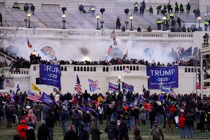 Una escena de la turba que asaltó al Capitolio de Estados Unidos en Washington el 6 de enero de 2021. (Foto AP /John Minchillo)