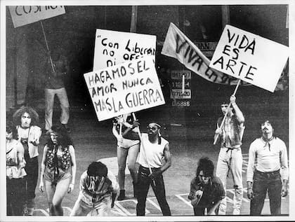 Una escena de la versión argentina de Hair, con las consignas hippies de la época, en la que Vietnam estaba en la mira