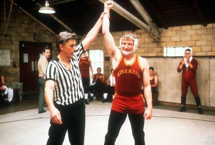 Una escena de la versión fílmica de El mundo según Garp (1982), de George Roy Hill. Junto a Robin Williams, que encarna al protagonista, John Irving oficia de árbitro de lucha libre