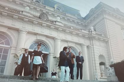 Una escena de Menem, la serie, donde se ve la supuesta residencia de Olivos que, en realidad, es un palacio de la Estancia Abril, en Hudson