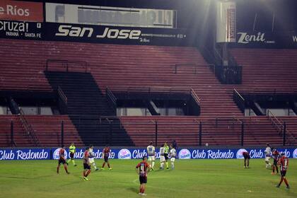 Una escena de Patronato (Paraná) 1- San Lorenzo 3, un partido de la primera fecha de la anulada Copa Superliga que se jugó sin público en el estadio Presbítero Grella de la capital entrerriana.