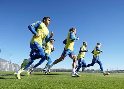 Una escena de un entrenamiento de Boca, que vive días complejos