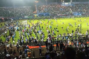 Catástrofe en Indonesia: 174 muertes y 180 personas heridas por violencia en un partido