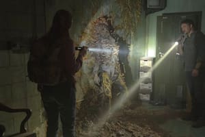 Una escena del drama televisivo postapocalíptico de HBO The Last of Us que muestra un cuerpo consumido por hongos Cordycep
