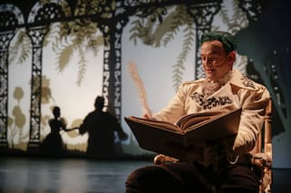 El arte de cortar papel para crear personajes y escenas en libros y obras de teatro