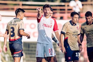 Una escena del partido entre Huracán y Cerro Porteño, un martes a la tarde en Montevideo