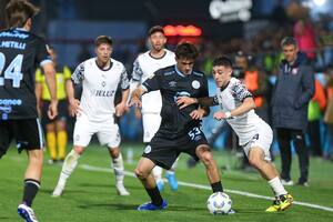 Una escena del primer tiempo entre Belgrano e Independiente