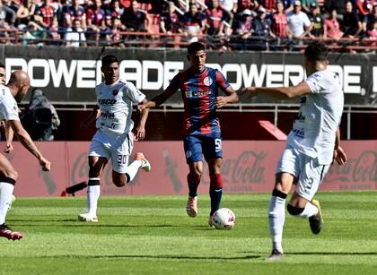 Una escena del primer tiempo entre San Lorenzo y Patronato, en el Nuevo Gasómetro