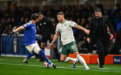Una escena del triunfo de Italia ante Irlanda del Norte, en Bérgamo, el jueves: Jamie Donley ante Manuel Locatelli, seguidos con atención por el DT Gennaro Gattuso
