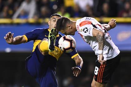 Una escena del último superclásico en la Bombonera con público: Carlos Tevez pelea por la pelota con Lucas Martínez Quarta; fue por las semifinales de la Copa Libertadores 2019