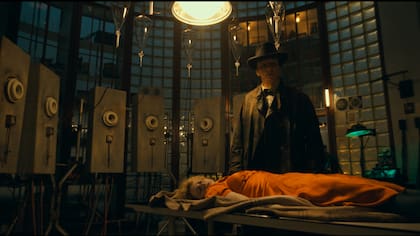 Una escena en el laboratorio de La novia; Para Maggie Gyllenhaal, la historia siempre dejó una pregunta sin responder: “Cuando él pide una compañera, nadie piensa: ¿y ella?”