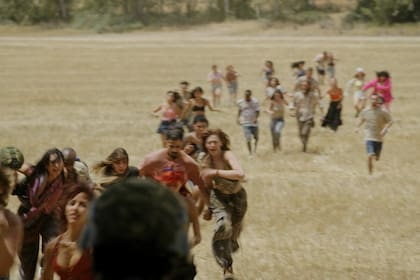 Una escena en la que los asistentes al festival Nova huyen entre los disparos de los terroristas