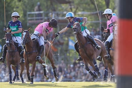 Una escena entre Facundo Pieres y Adolfo Cambiaso, con Camilo Castagnola y Gonzalo Pieres (h.) como testigos, en el partido definitorio de Tortugas, que La Natividad-La Dolfina le ganó con lo justo a Ellerstina-Indios Chapaleufú (12-11).