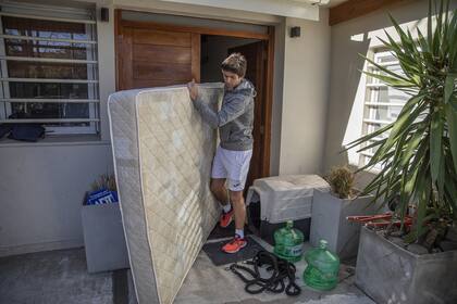Una escena tragicómica durante la pandemia: Díaz Acosta sacando el colchón de su casa para entrenarse