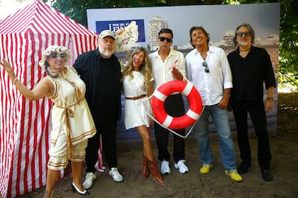 Una escenografía de época que recreó la atmósfera de los balnearios de comienzos del siglo pasado fue un gran marco que aprovechó el elenco de La cena de los tontos con Martín Bossi, Gustavo Bermúdez, Laurita Fernández, Esteban Prol y Guillermo Arengo; la compañía lidera la venta de localidades de este verano