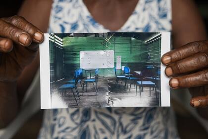 Una escuela del noroeste de Colombia, escenario de violencia, restaurada por una mujer sanadora
