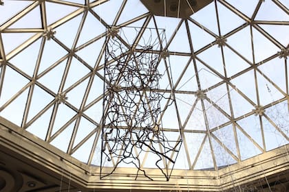 Una escultura colgante en la cúpula vidriada del Borges