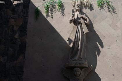 Una escultura de Jesucristo en la entrada del cementerio del municipio de Ciudad de México de Chilmalhuacán, antes parte de Xochiaca, el domingo 2 de julio de 2023