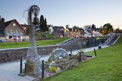 Una escultura del monstruo en el pueblo de Loch Ness, en Escocia