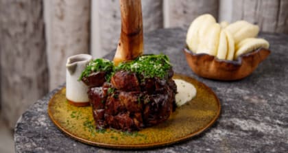 Una escultura: el osobuco entero para compartir entre tres. Plato de Arriba restaurante.