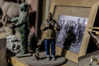 Una escultura en miniatura de José Pepe Mujica, en el living de su casa en las afueras de Montevideo