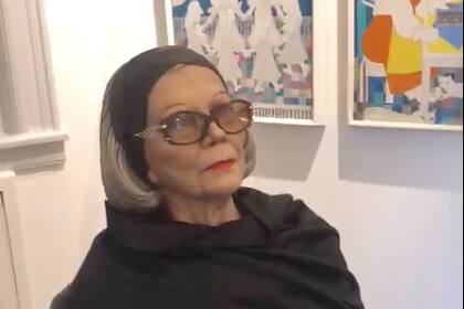 Una escultura hiperrealista representa a la artista Ides Kihlen en tamaño natural y confunde a los espectadores en la galería de Retiro