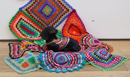 Una escultura que representa a Piolín forma parte de una instalación realizada con mantas donadas