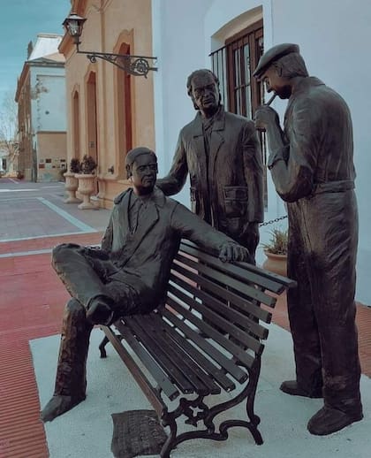 Una escultura recuerda a Neruda: está colocada en la explanada del Museo Octavio Pinto. Aparece junto a Octavio Pinto y Rafael Alberti, tres de los personajes ilustres que visitaron el pueblo de Villa del Totoral