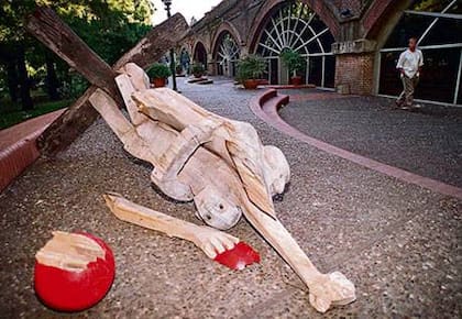 Una escultura similar a la que cayó encima de Marcela Iglesias fue destruida por empleados municipales