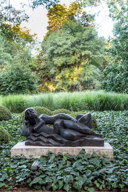 Una escultura sobre un cubresuelos bien verde