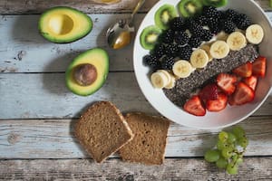 Una especialista en salud cardiovascular explicó cómo pequeños cambios en la dieta pueden marcar la diferencia en los niveles de colesterol en sangre (Foto de carácter ilustrativo: Freepik)