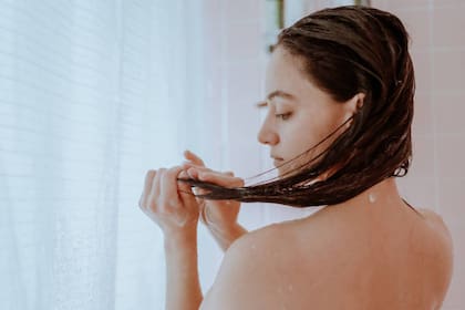 una especialista reveló que el “lavado inverso” no solo permite espaciar las sesiones de ducha, sino que es la clave para prolongar la salud y el brillo natural del cabello