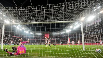 Una espectacular toma del tanto de Josip Stanisic, a los 18 minutos, que empezó a torcer el partido en favor de Bayer y en perjuicio de Bayern.